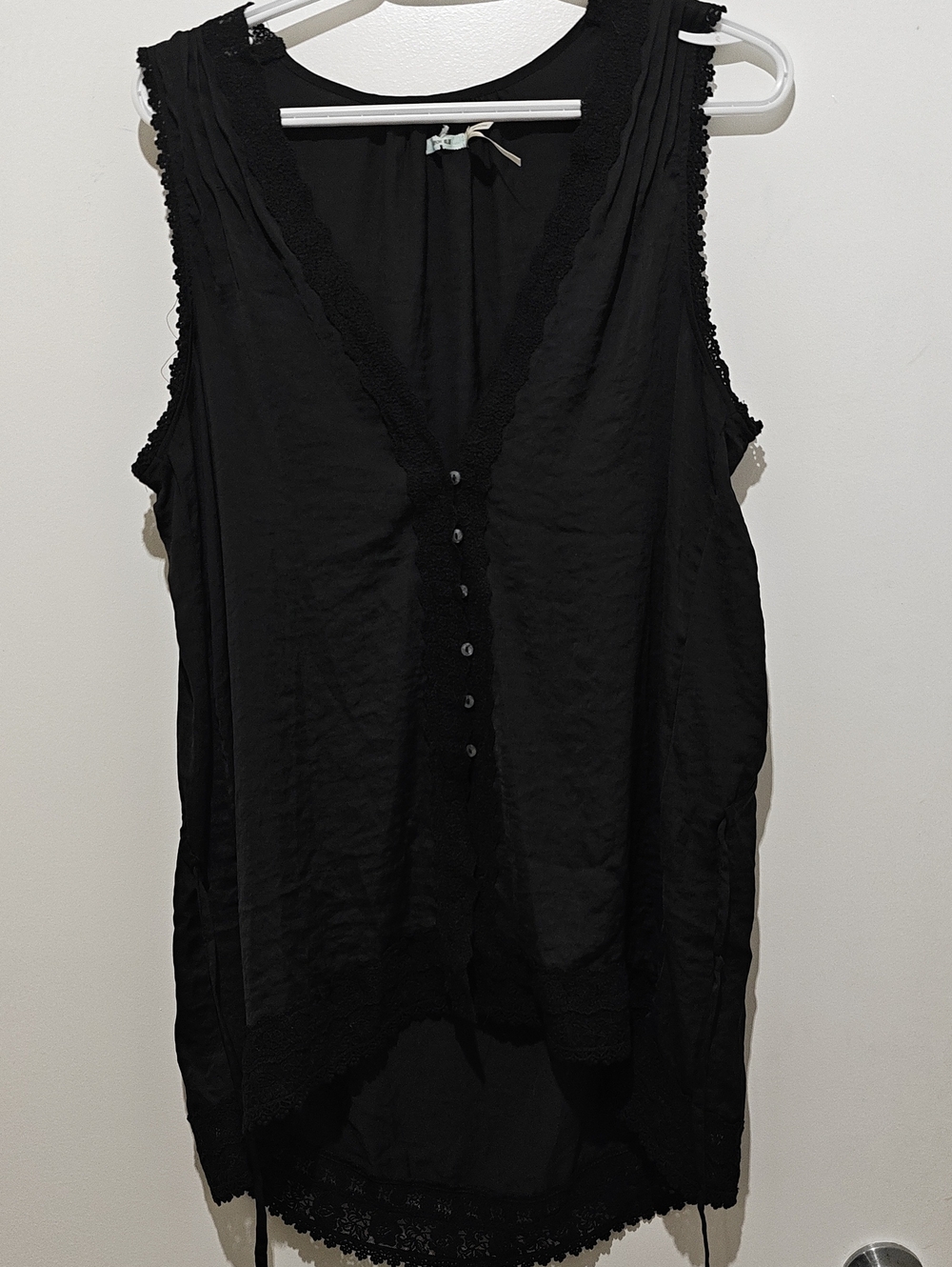 Kimichi Blue Black Sleeveless V-Neck Button-Front Lace-Trim Camisole